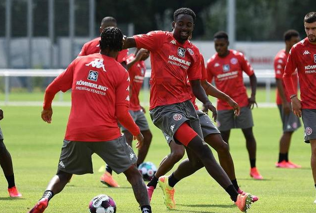  卡尔斯鲁厄稳健防守反击，德甲保级策略渐入佳境